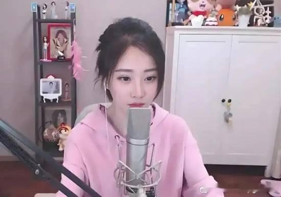 冯提莫直播间换装被封 疑似“擦边”触发平台审核机制据媒体报道，近日，4000万粉