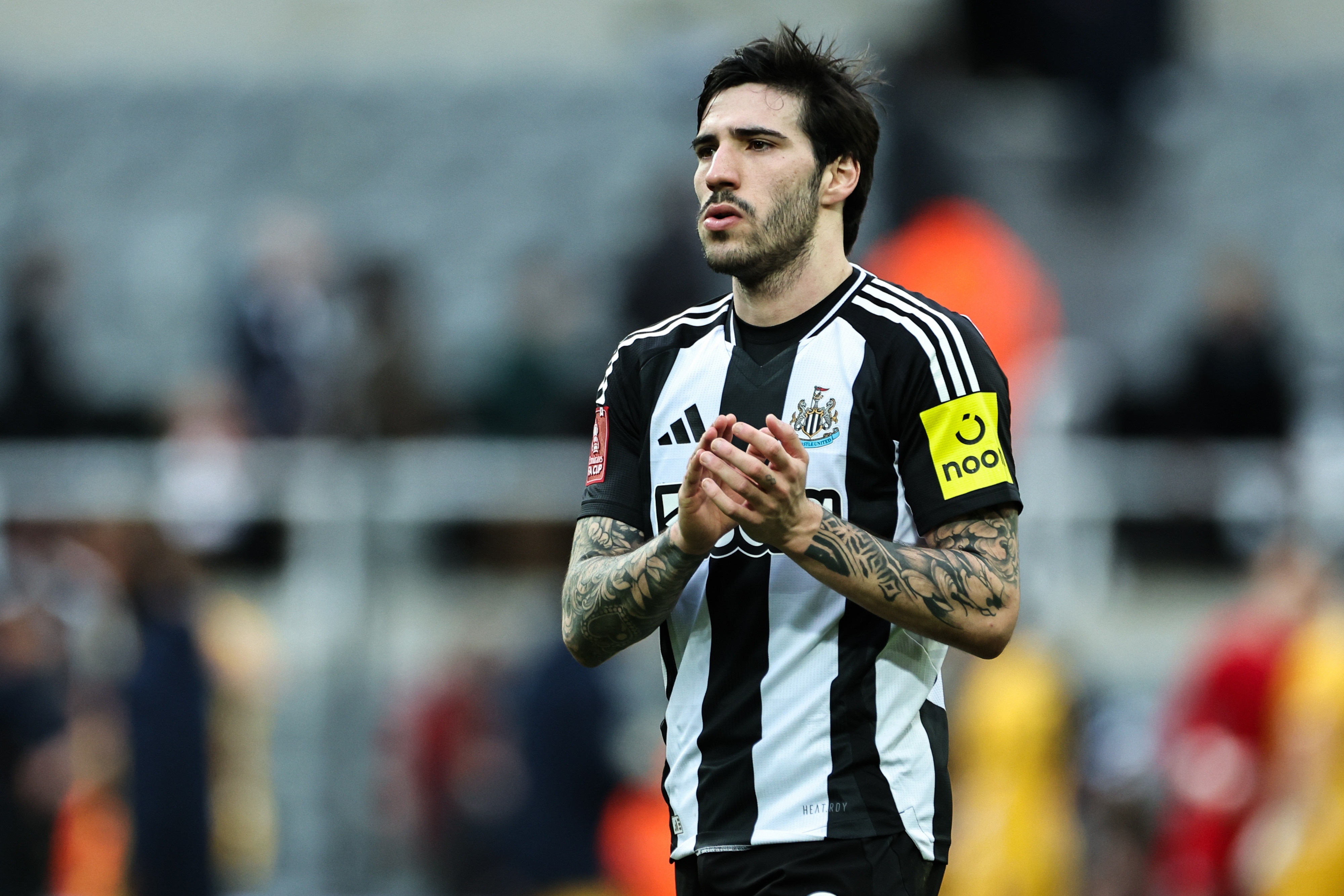 #曼联有意引进托纳利# 据记者莫雷托报道，曼联将托纳利视为中场引援首选目标。莫雷