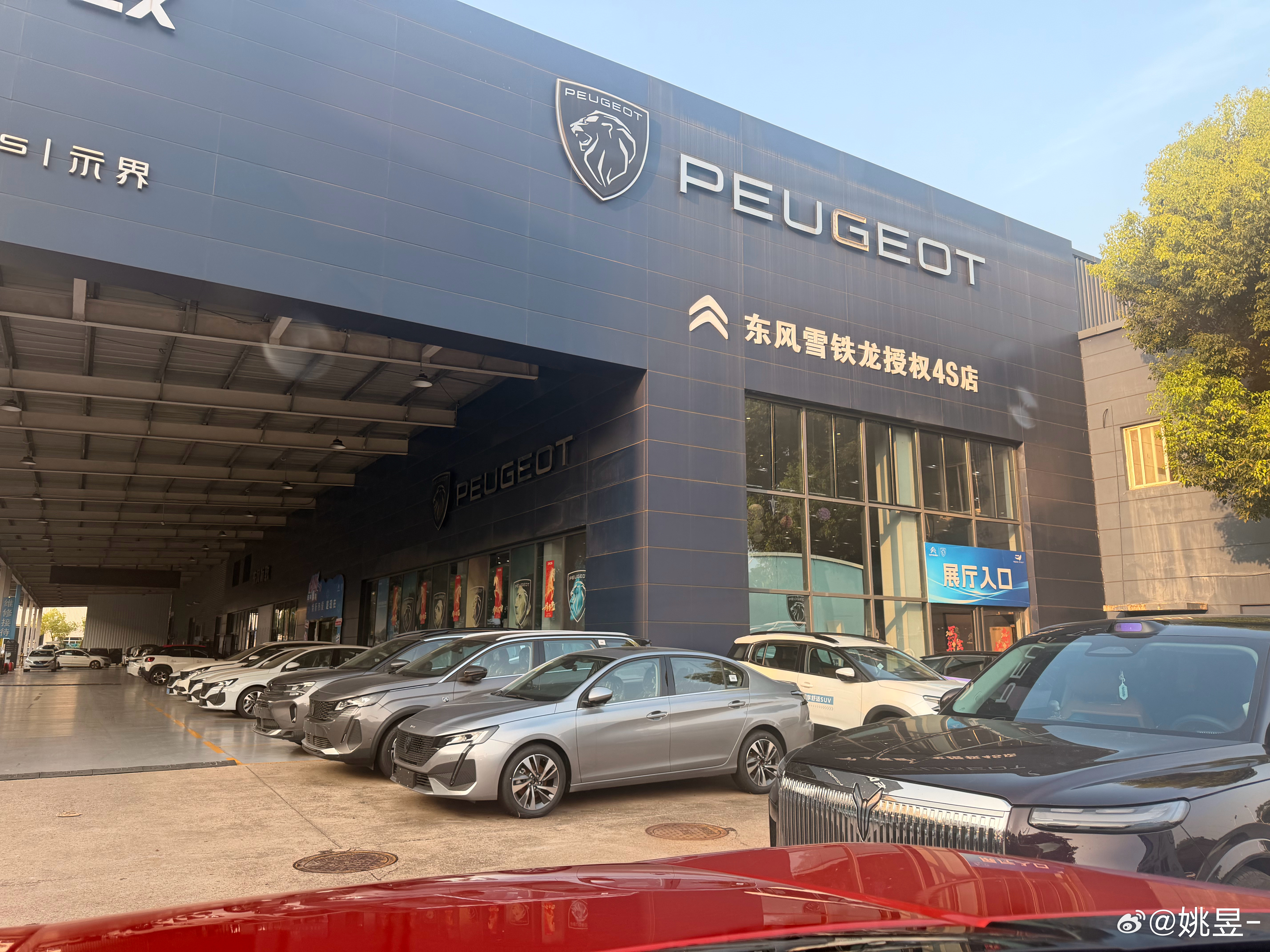 来武汉出差，抬头看到标致4S店我恍惚了一下，我感觉我好久没看到标致店了我其实一直