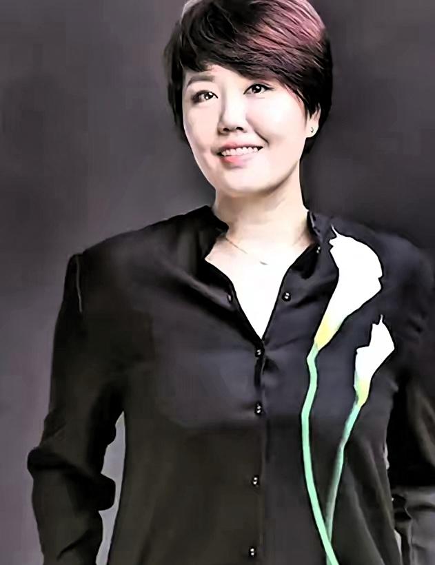 于蕾担任央视春晚总导演。
​​也是近十年唯一连续四年执导的女性导演，这份履历不是