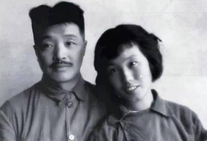 1942年贺龙娶了比他小20岁的女学生薛明，毛主席瞅了瞅，打趣说了一句！
 
薛