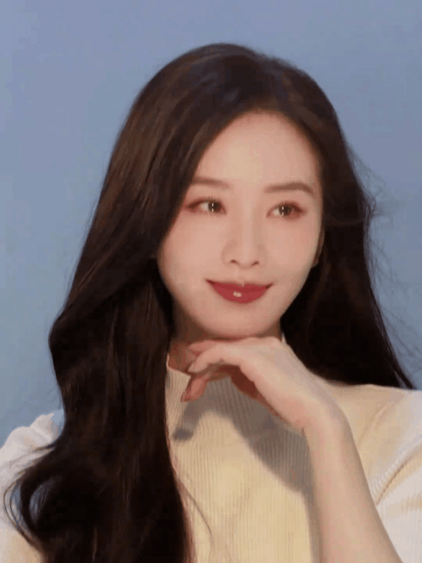 刘诗诗“清水芙蓉”之美，是外在的清雅仪态与内在的从容心境恰到好处的融合。好美好美