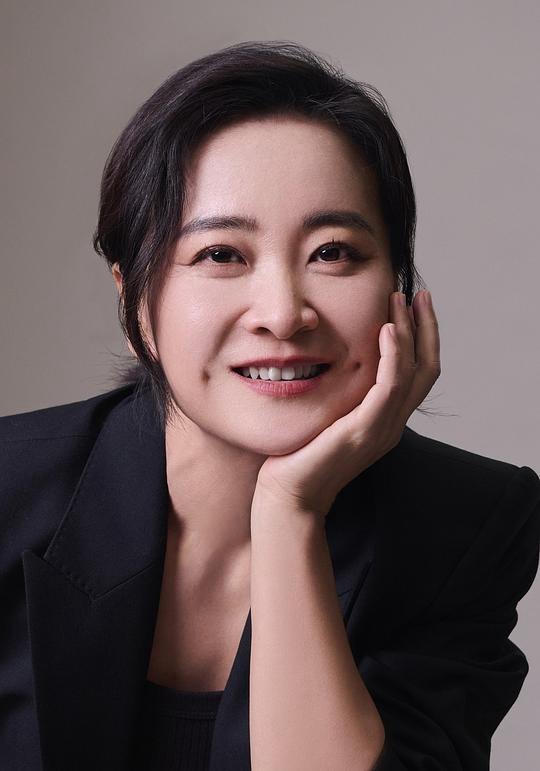 2023年，贾玲刚敲定《转念花开》的剧本，她就把公司最赚钱的艺人经纪部给拆了，张