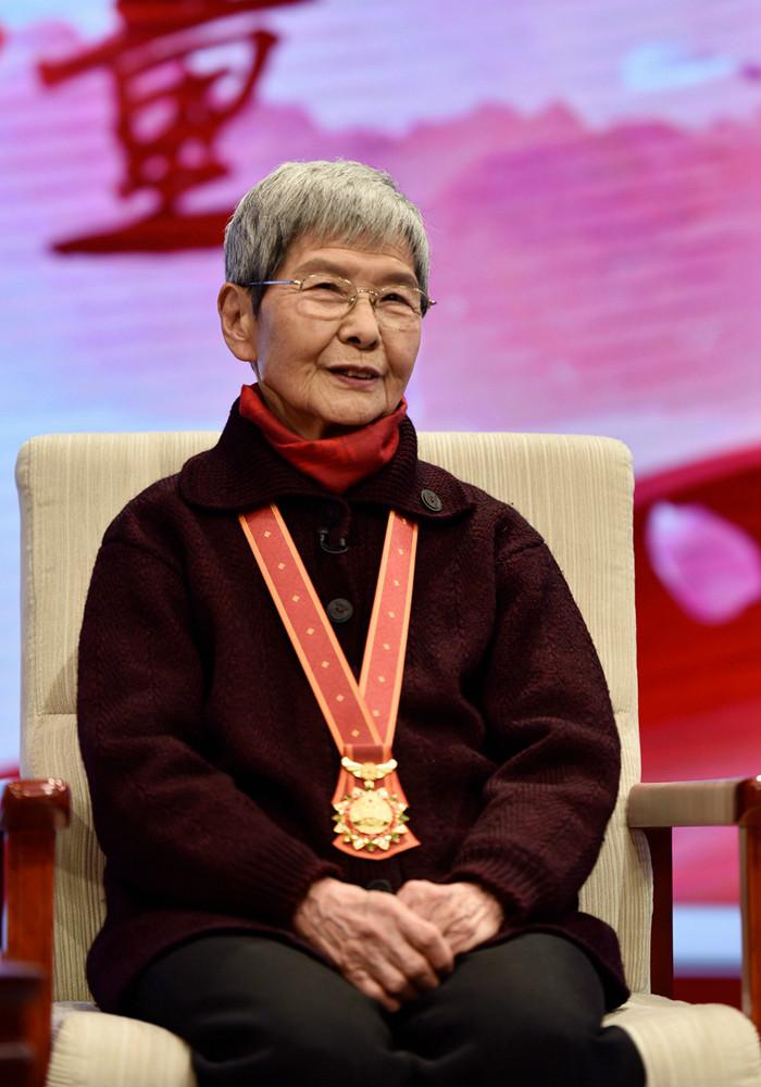 “敦煌‘洞窟守夜人’樊锦诗：45年睡在莫高窟隔壁土房，床头贴着张泛黄纸条——‘别