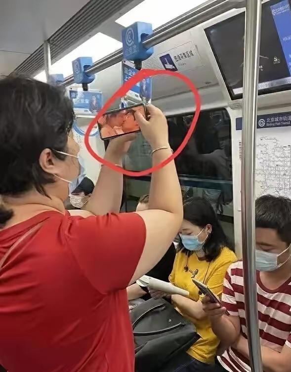 大妈，人老心不老，还是回家看热播激情戏好[祈祷][玫瑰][捂脸]

某地铁车厢，