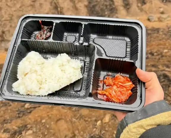 现在网上流行一个词叫“穷鬼发达国家”，说的就是日本韩国这种国家，表面看GDP挺高