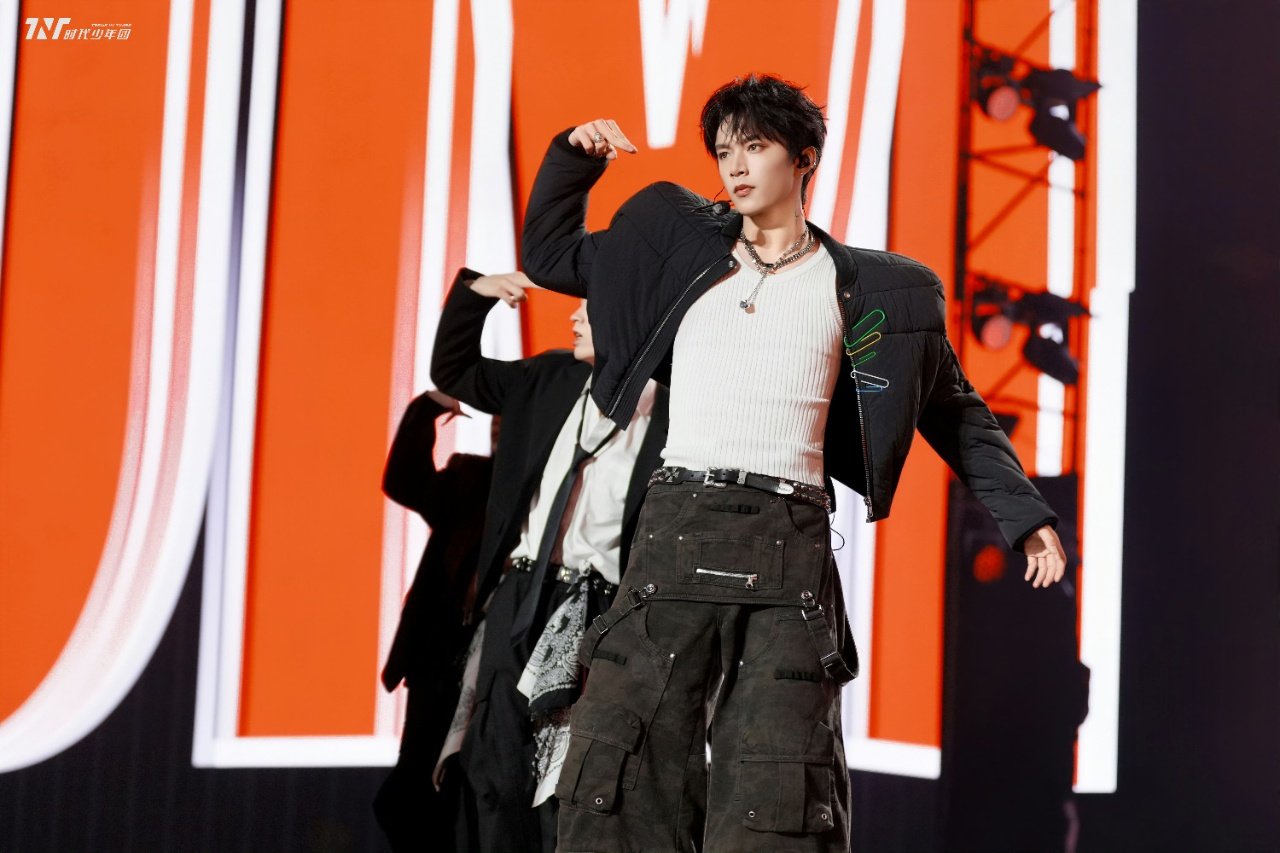 刘耀文黑发VS粉发刘耀文新音现场图！ 刘耀文新音现场图来啦 