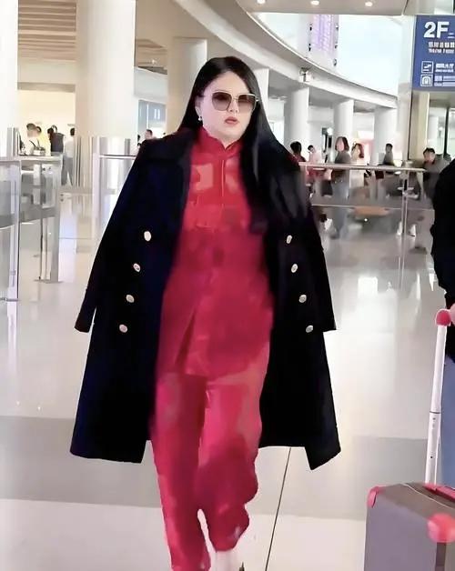 李湘多个平台账号被禁止关注，就是一种风向标，大佬们靠晒图炫富博流量的好日子到头了