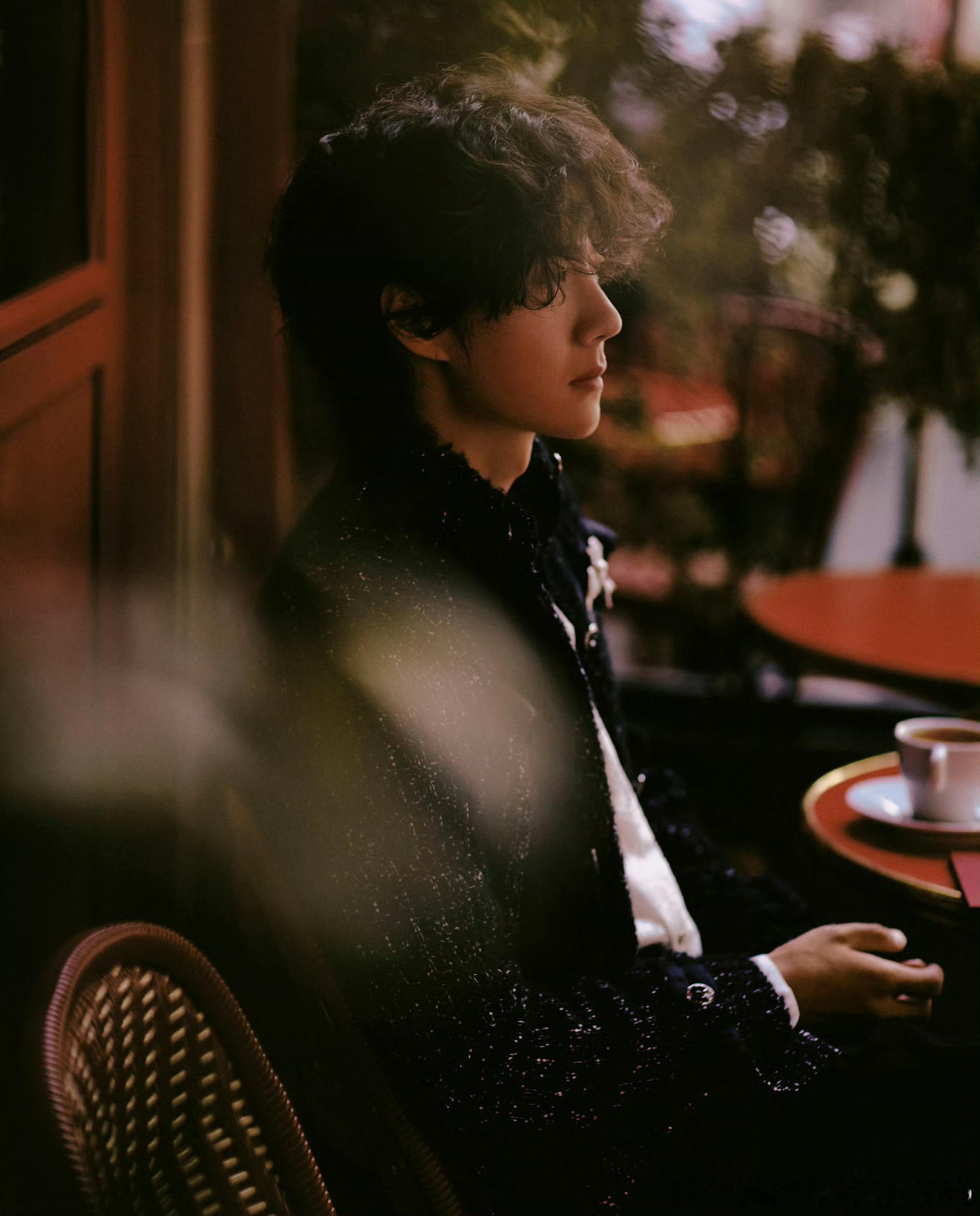 王一博香奈儿品牌形象大使 复古站台，少年入画。