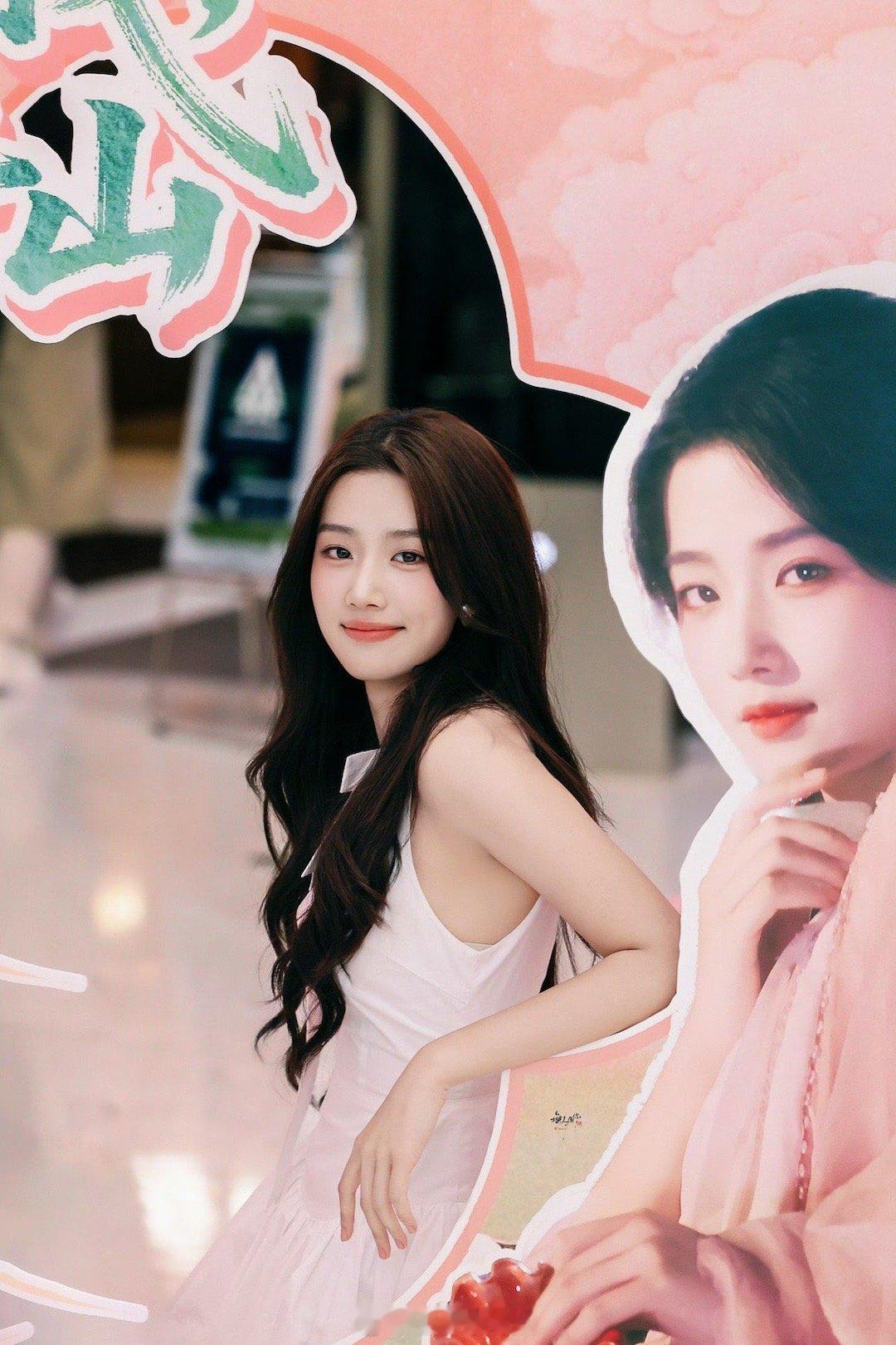 偶遇卢昱晓拍摄这是什么神仙运气！！网友在三里屯偶遇，还原海报动作实在太可爱了。快