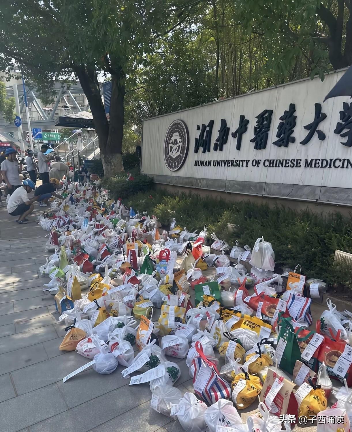我去，本以为是满地的垃圾，仔细看原来是外卖啊！这是不是说明了一个问题：学校食堂的
