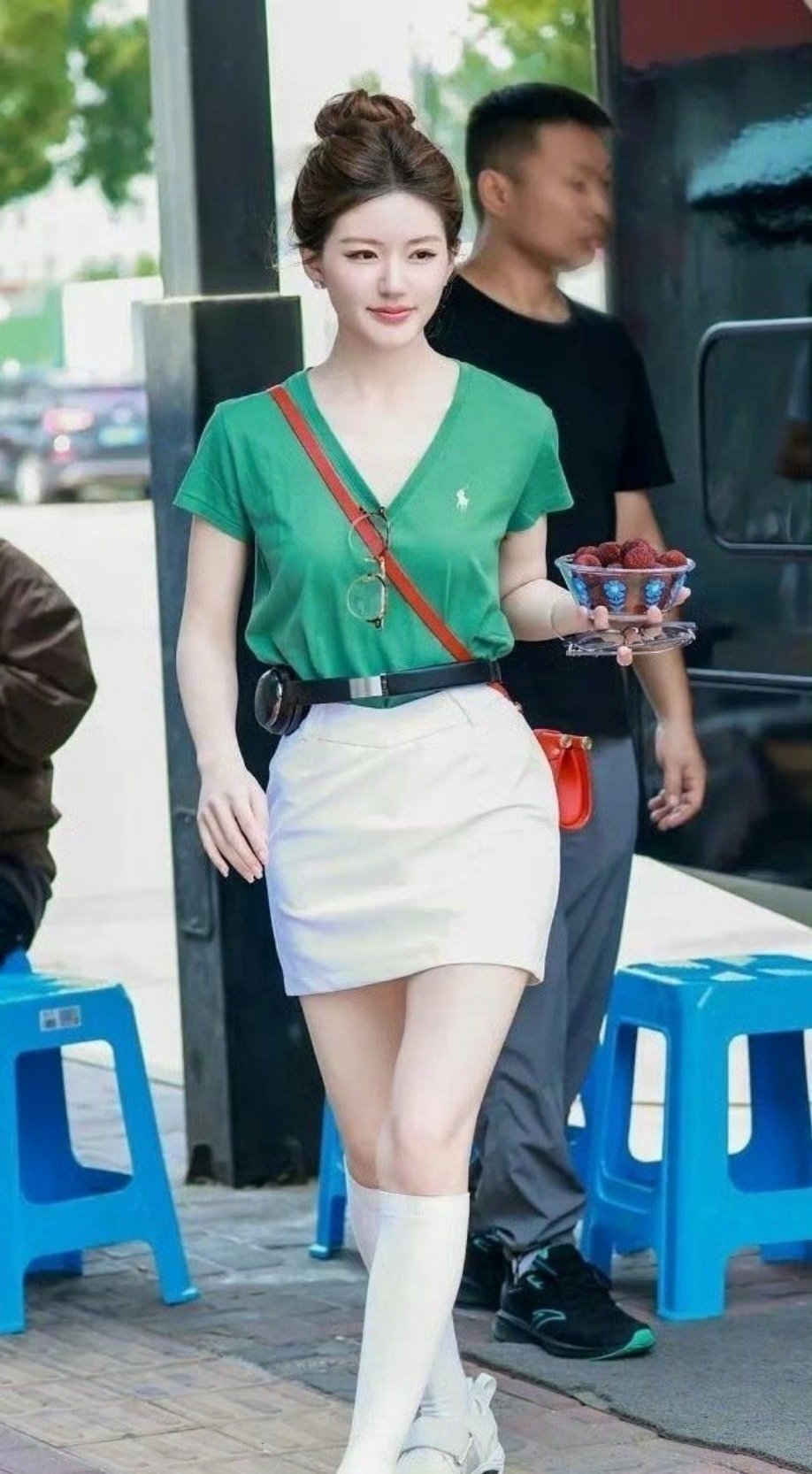 赵露思，耳机都可以当腰带了……女明星的腰都这么细吗 ​ ​​​