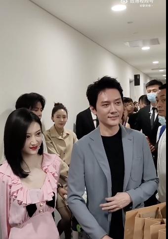 冯绍峰和景甜闪婚了？

近日有部分网友疯传景甜和冯绍峰秘密闪婚了，甚至晒出了视频