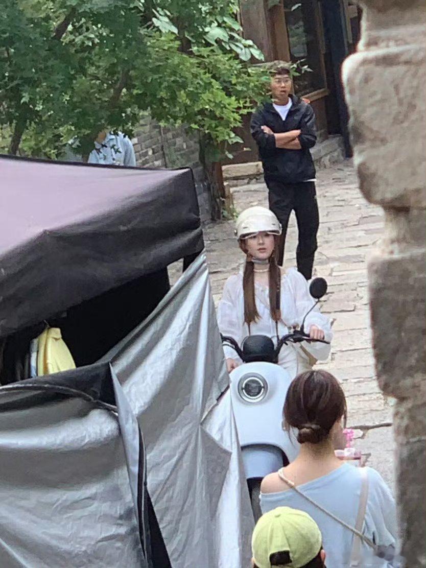 赵露思这也是路透嘛[求关注][求关注][求关注]怎么从都市丽人爆改成打工妹的感觉