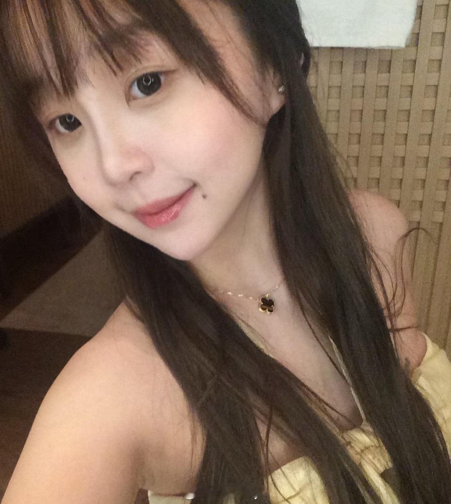 当你有个很爱给你化妆拍照的朋友🍓✋  ​​​
