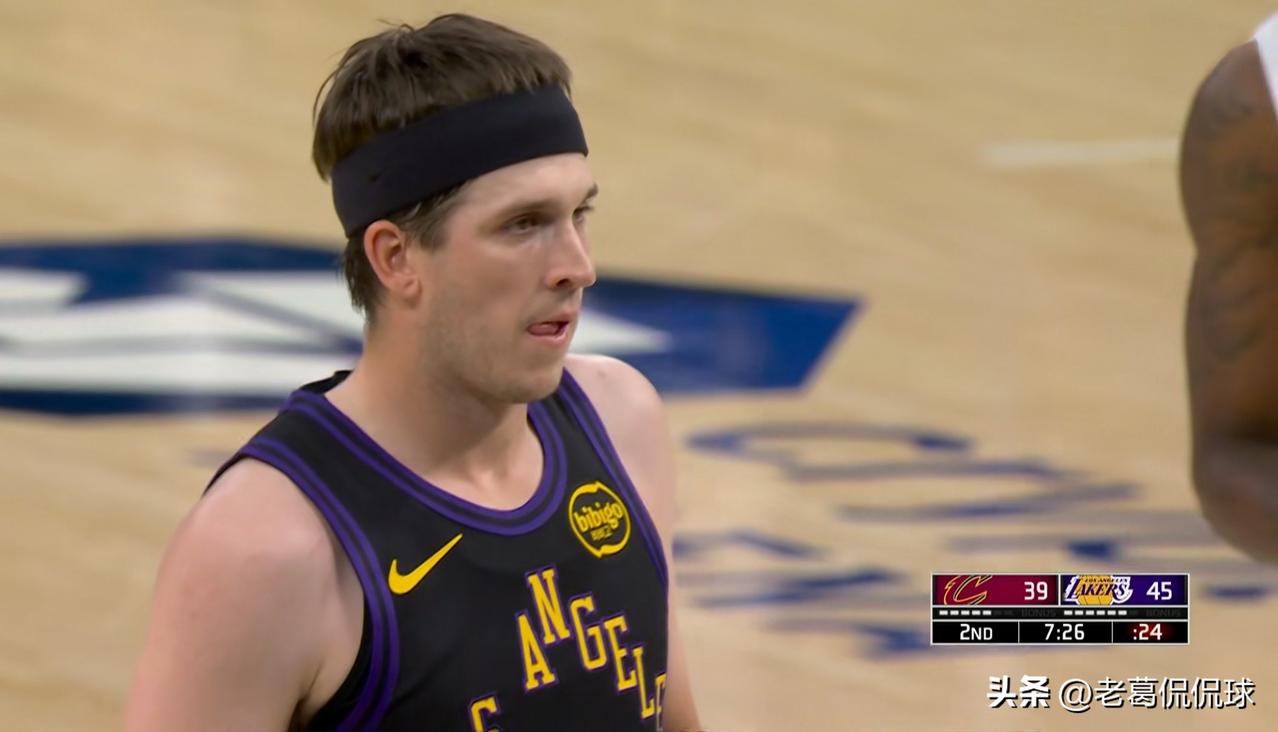 湖人超级后卫里弗斯真是一碰强队就拉胯！在今天湖人主场迎战骑士的强强对话中，目前双