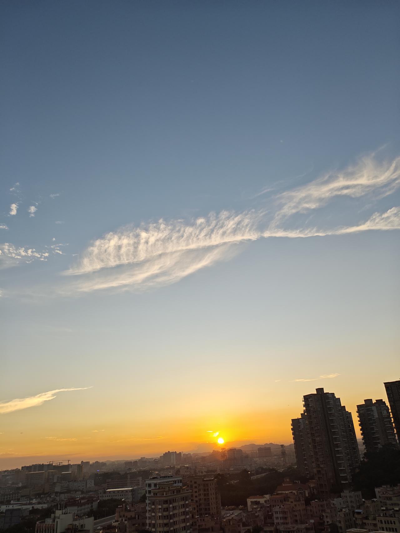 我拍到的落日瞬间深圳昨天晴天有太阳，下午又看到落日余晖了，金色的落日夕阳很美丽！