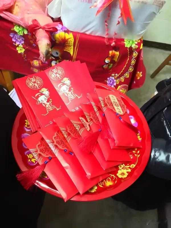 二婚比头婚要的彩礼还多，这事儿还挺复杂。有些二婚的人觉得自己经历过一次婚姻，更清
