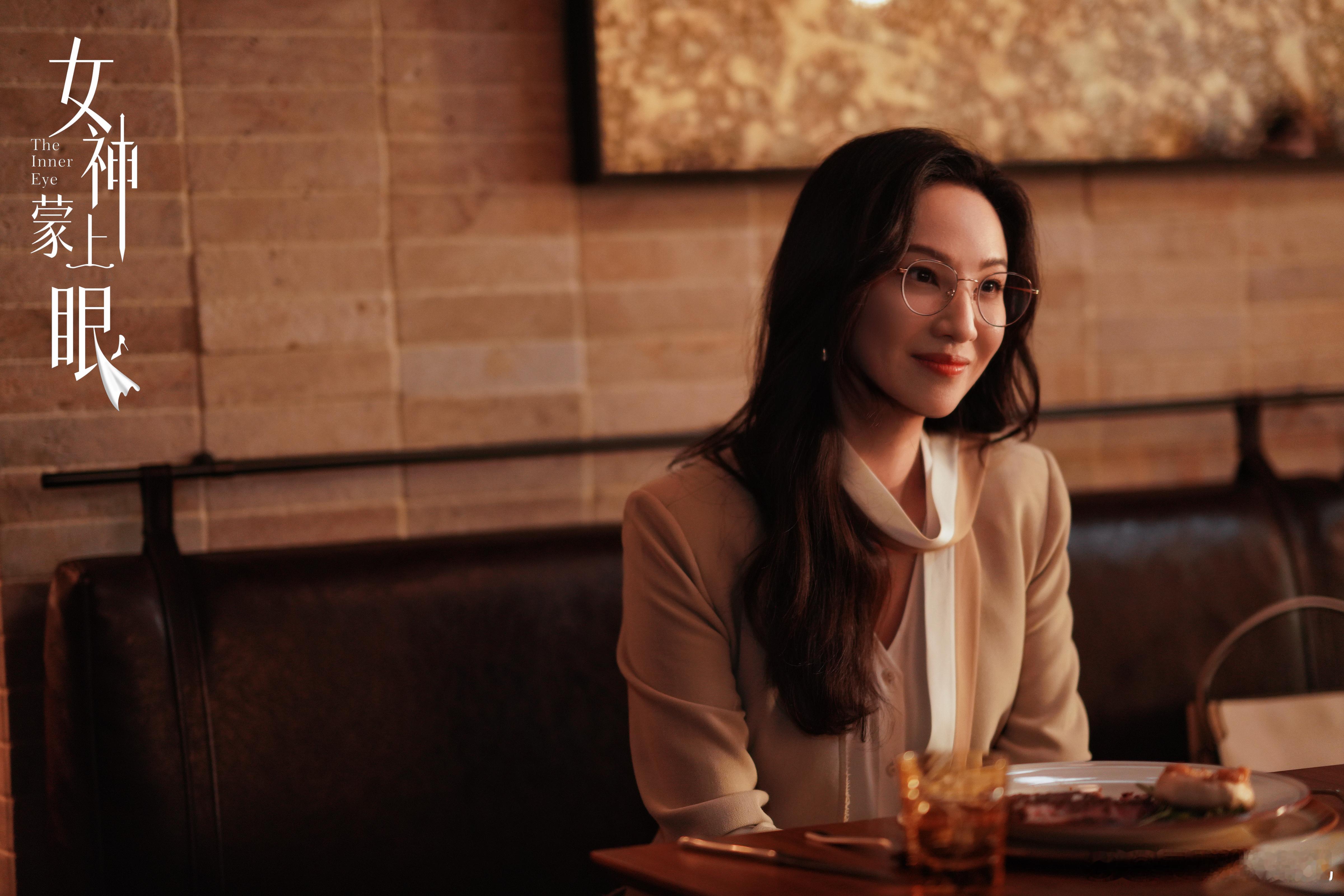 郑希怡点头后又一个名场面出现了 名场面预定！郑希怡在维港夜景下的潇洒转身，港风大