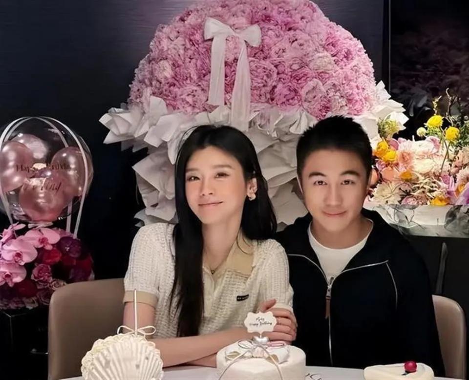 我将围绕奚梦瑶37岁生日全家福引发的婚姻猜测话题，创作一篇兼顾细节描写与理性分析