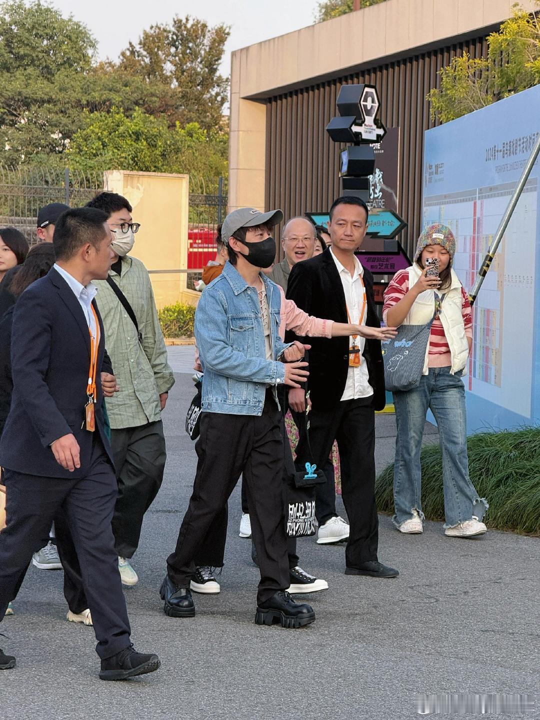 #50岁何炅现身乌镇戏剧节#何老师每年都会去乌镇戏剧节看演出， 年轻又帅 状态超