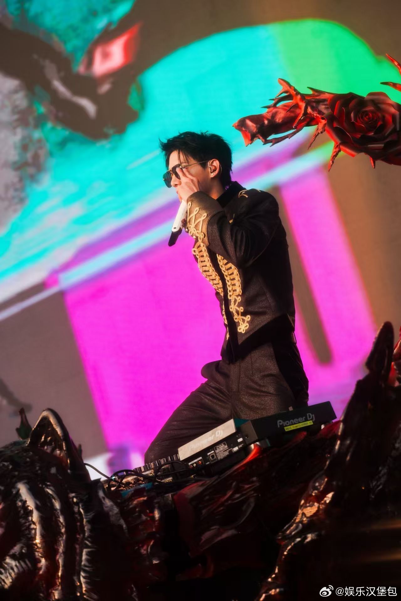 早知道姚琛这样我留着过年看了 姚琛的舞台真的是越看越上瘾！他那些灵机一动的想法，