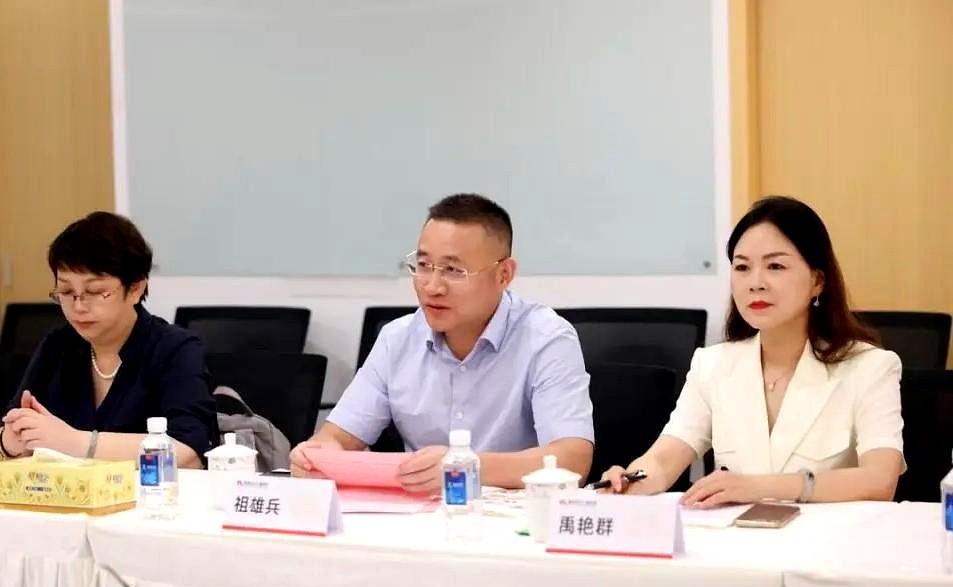 祖医生真的很忙！
举行泌尿外科、男病科医联体教授工作站挂牌仪式，亲自到一线坐诊，