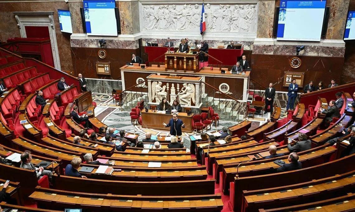 法国总理勒科尔尼在 2 月 2 日作出一个决定，正式通过国民议会的两项不信任动议