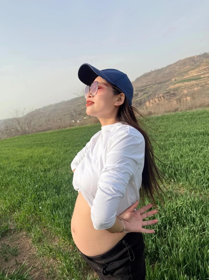 女人为生育造的什么孽？
二十岁认识前夫，二十四岁结婚，四十岁离婚。
我们是农村的