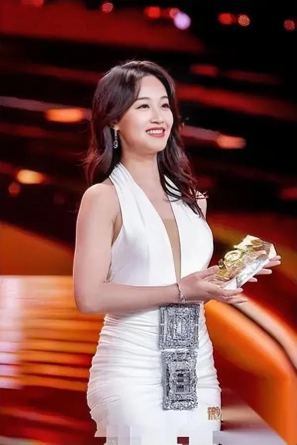 红毯惊现神级撞衫！

张天爱宋茜撞得太狠了

今晚红毯最抓马瞬间！张天爱和宋茜居