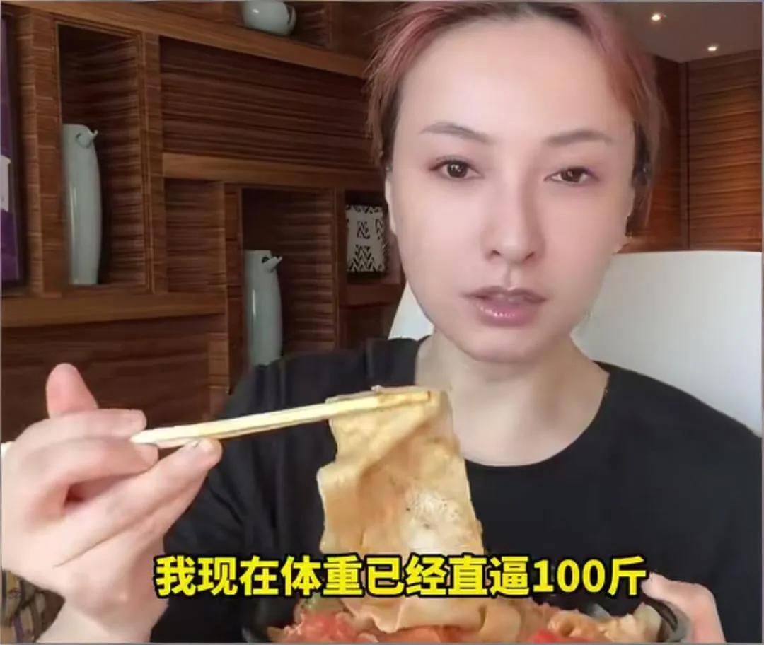 8月25日，吴昕晒出一段吃𰻞biang𰻞biang面的视频，但大家的注意力不