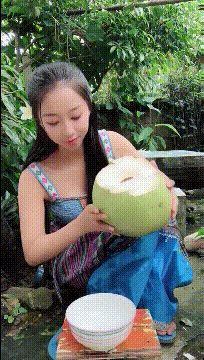 海南岛的姑娘请你喝椰子汁  清新透凉  香香甜的 