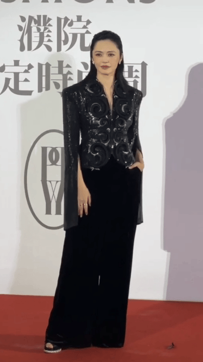 姚晨，最新亮相
 
3月21日，姚晨在浙江嘉兴濮院露面，这也是她和曹郁官宣离婚后