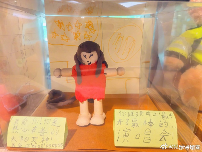 谢娜晒跳跳捏的自己谢娜 跳跳心目中的英雄是妈妈 谢娜发文：“今天去参加跳跳俏俏学