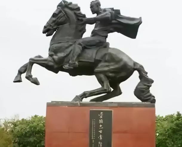 1943年，“汉奸”常隆基正在给日军干活，突然一颗血淋淋的头颅滚到他的脚下，顿时