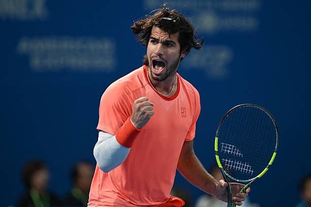 阿尔卡拉斯[超话]carlosalcaraz 7(1)-6，4-6，6-1🎉?