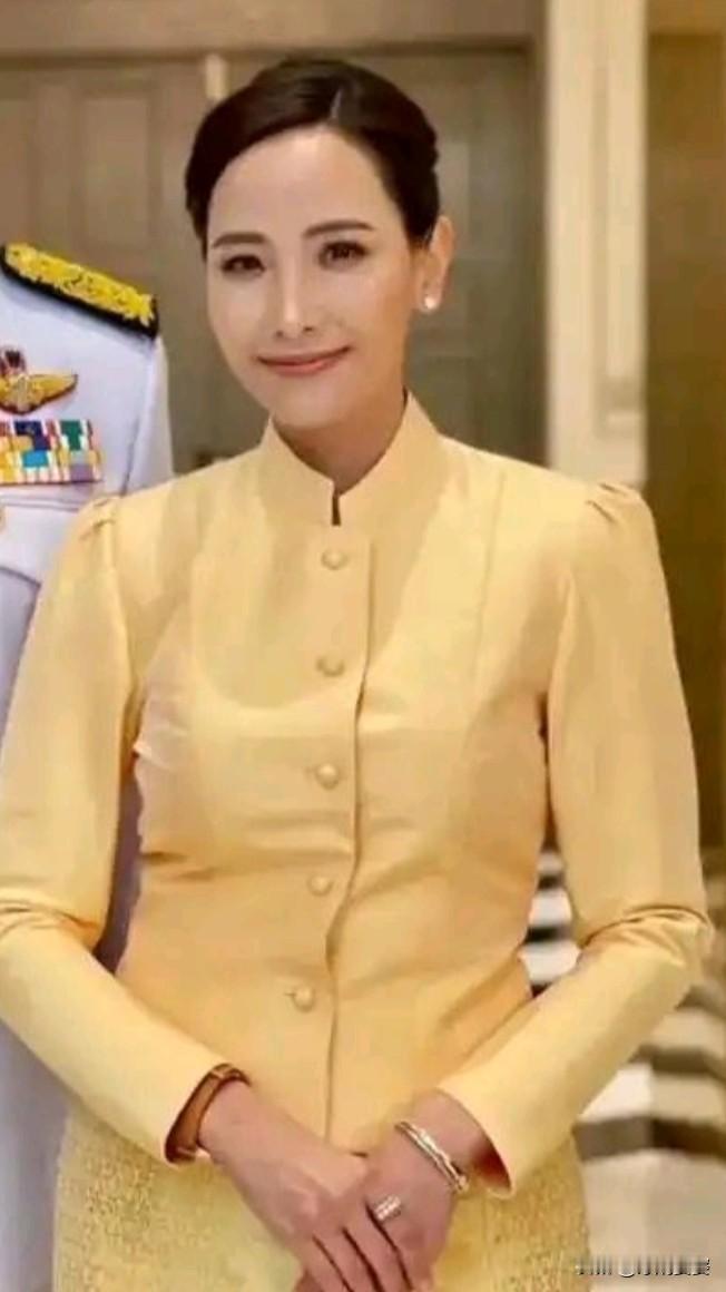 泰国总理夫人名叫塔南农·尼拉米特（原名苏帕南·尼拉西，大家昵称JaJaa），出身
