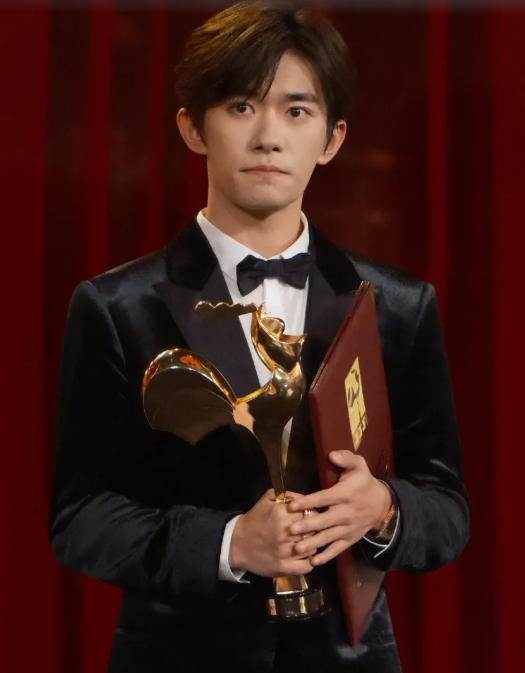 🏆8月10日百花奖，易烊千玺凭《小小的我》刘春和拿下最佳男主角。101位大众评