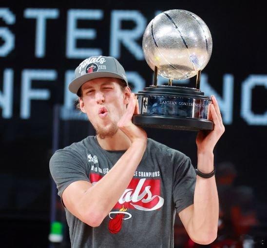 前热火球员奥利尼克将迎来他的第二次NBA总决赛之旅。马刺vs雷霆马刺时隔12年重