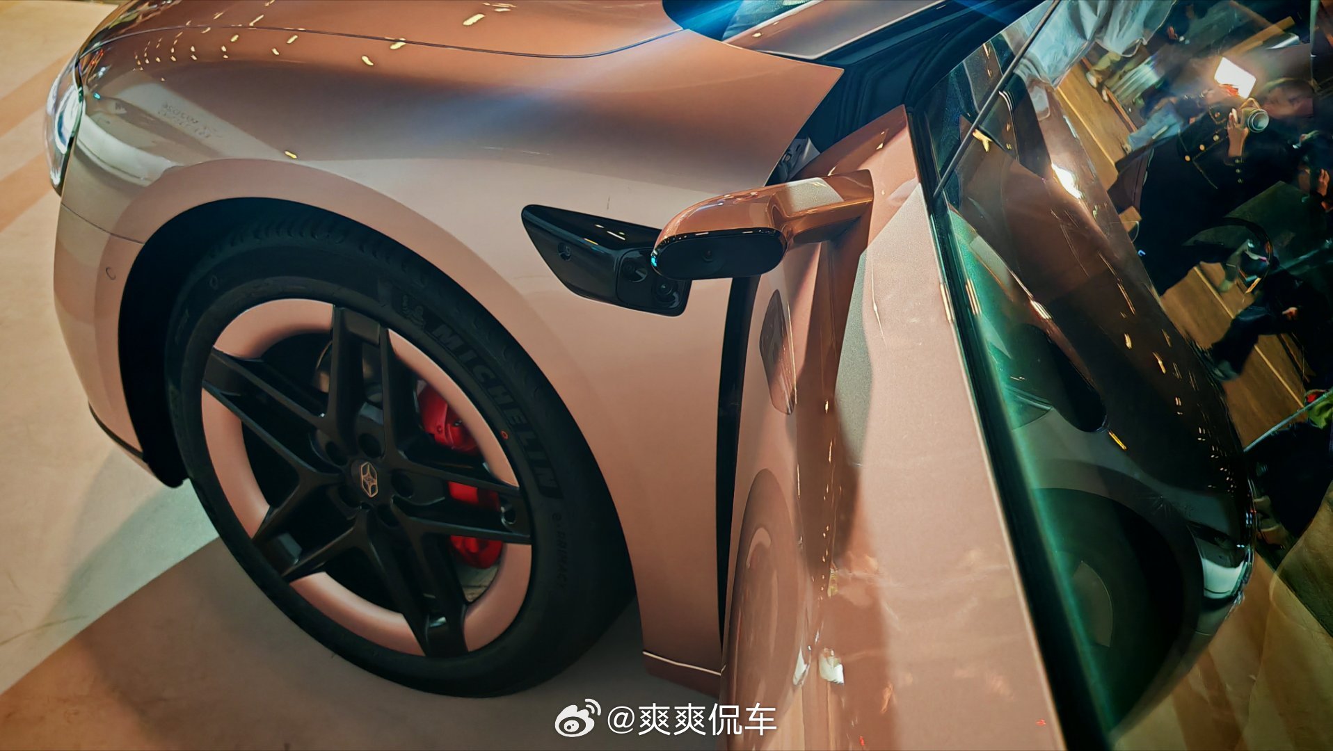 一个轿。。一个旅行。。你们喜欢哪个？我喜欢图一。不是。。我喜欢轮毂都是同色的享界