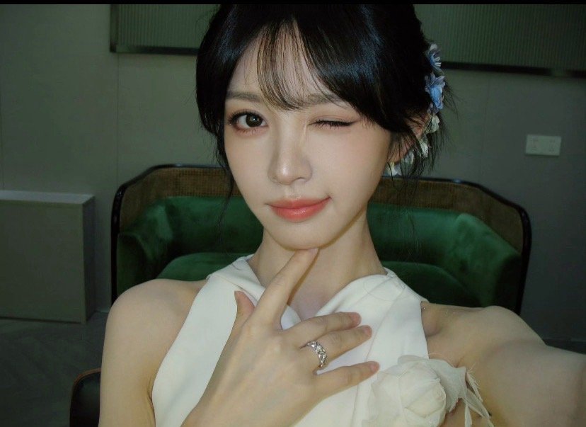 爆光啦：金鹤龙又出手了，田曦薇这次活动妆容直接美出新高度。他画女明星是真有一手，