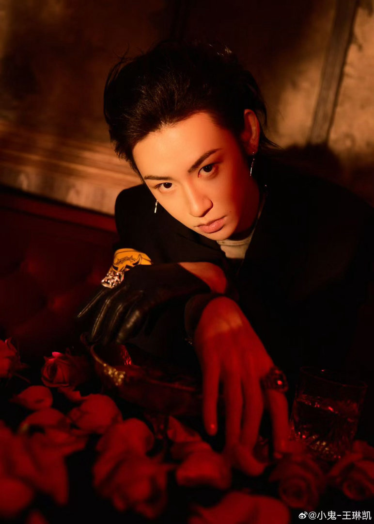 王琳凯第一口粉丝先吃王琳凯喂粉丝吃东西谁能拒绝吃播还不忘宠粉的王琳凯啊！明明自己