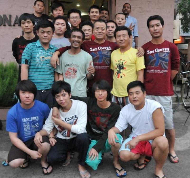 2013年一场超强气旋风暴席卷印度洋，一艘满载铁矿砂的货轮意外倾覆，船上17名中