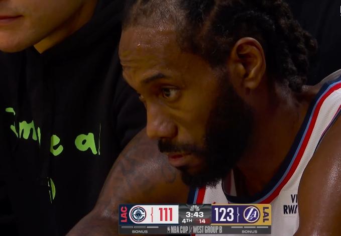 关键时刻，小卡坐在替补席上不了场！

很明确的是，小卡的确有出场时间限制，复出之