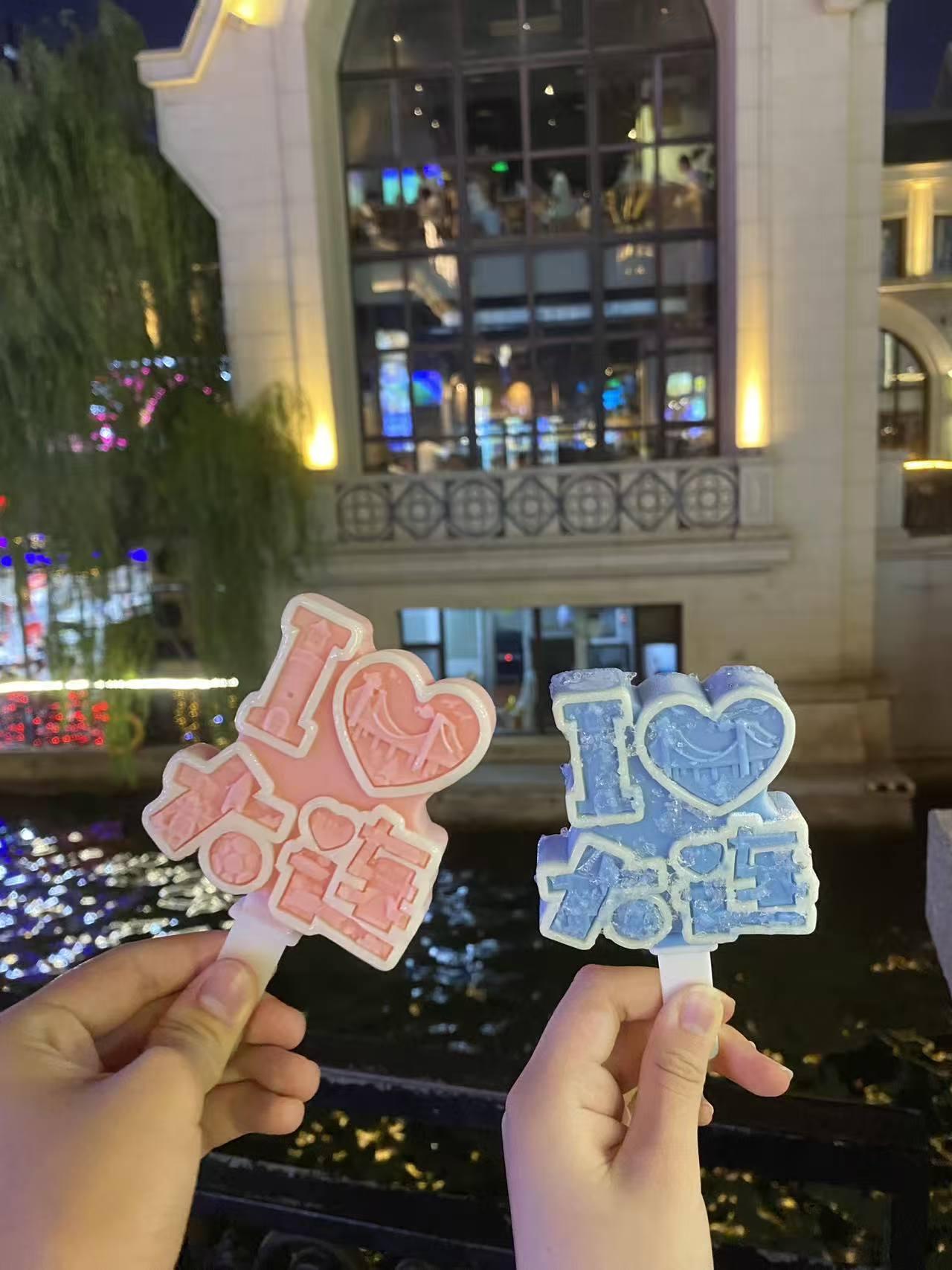 晚上去了威尼斯水城，拍照打卡，买小吃，证明我来过，然后赶紧跑回酒店吹空调。

威