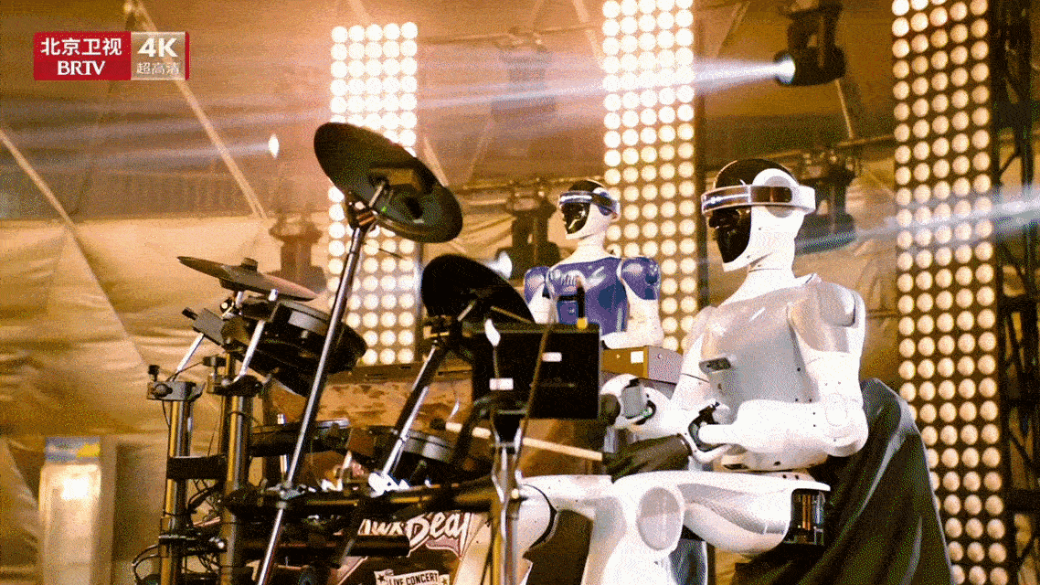 起猛了看见机器人组乐队了 2026春晚直接把未来感焊在舞台上！🤖架子鼓甩槌带风