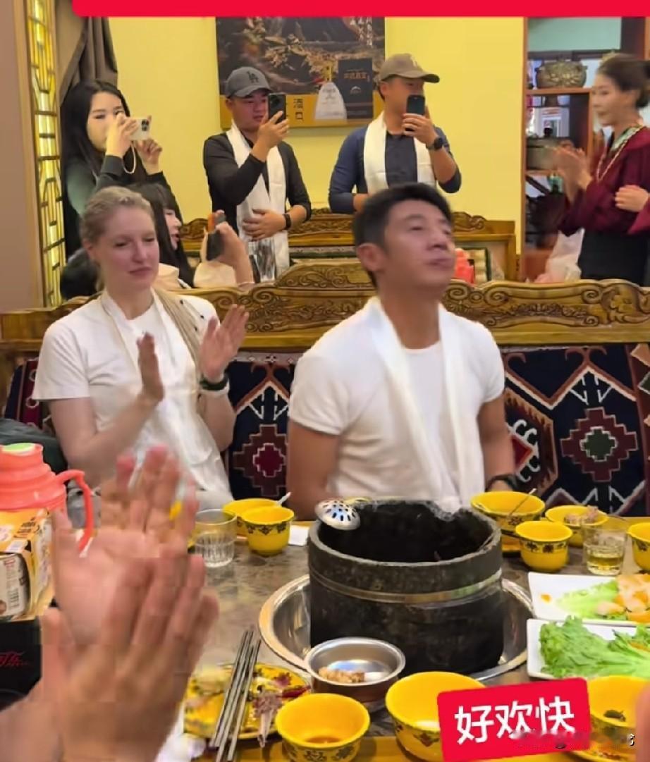 撒贝宁和夫人李白在拉萨特色酸汤牦牛肉藏式火锅店吃开心了，吃过饭以后，热情好客的藏