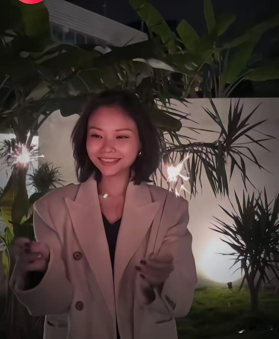 熹菲走了。
​那个在绵阳主持了16年活动的姑娘，从婚礼到商业晚会，3000多场，