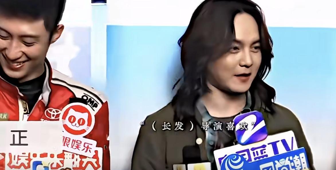 尹正：景瑜，你说这导演也是个人才，非让我留长发，说是这戏里没女演员，我得“非常荣