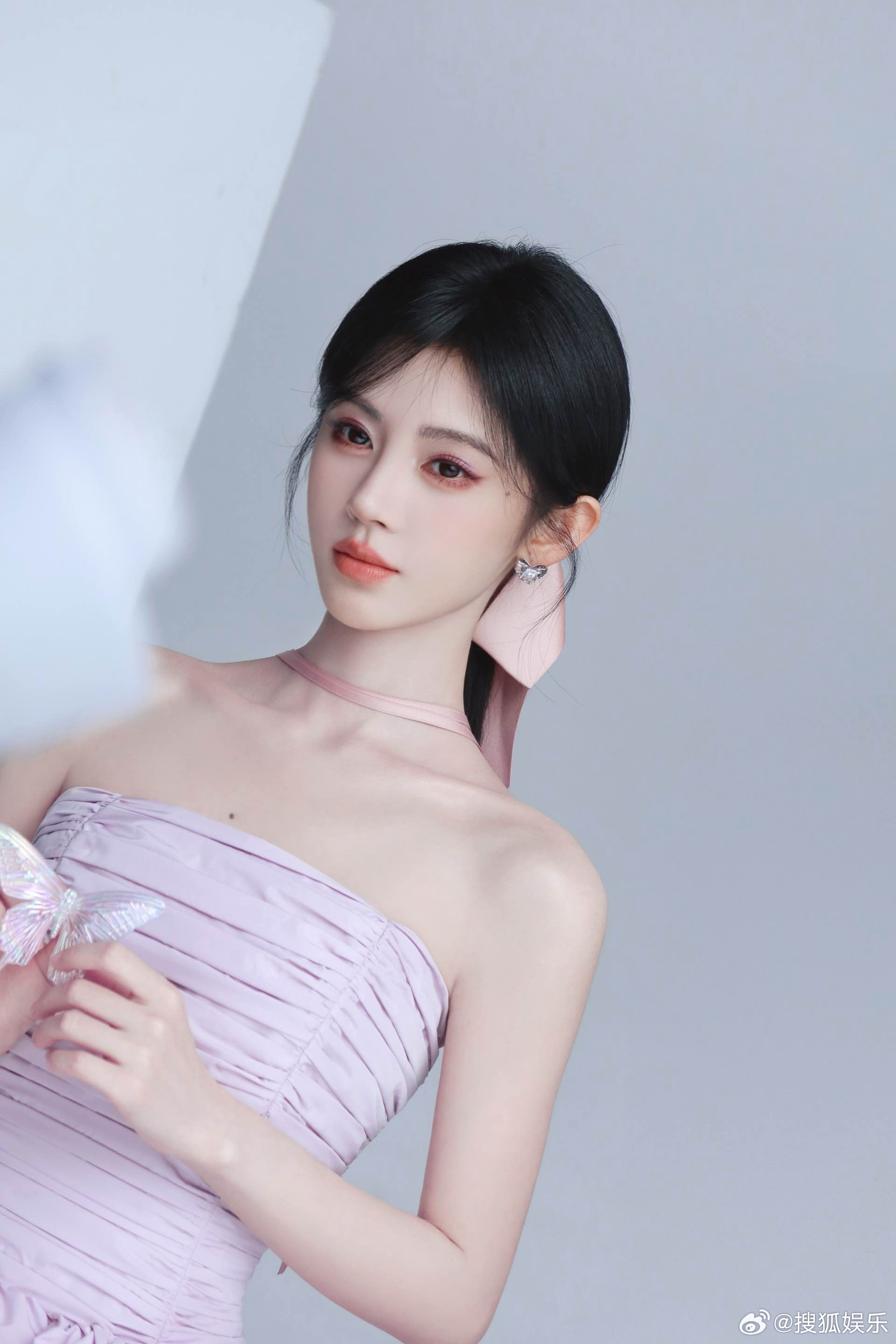 【丝芭持有24枚鞠婧祎商标】3月26日，曝月鳞绮纪又撤档了话题引发广泛关注。对此